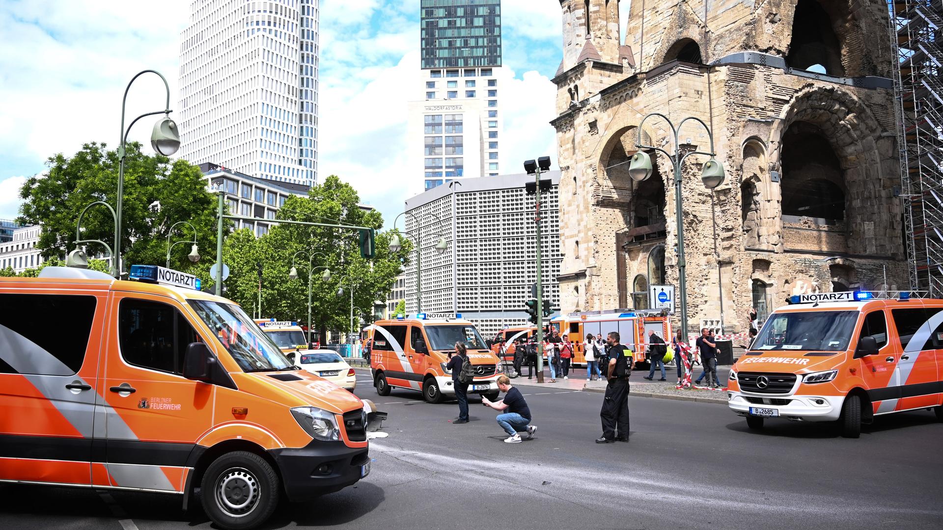 Die Feuerwehr hat das Areal um die Gedächtniskirche nach einem Zwischenfall abgesperrt. Ein Auto ist in der Nähe der Gedächtniskirche in Berlin in eine Personengruppe gefahren, ein Mensch ist gestorben. Die Feuerwehr hat das Areal um die Gedächtniskirche nach einem Zwischenfall abgesperrt. Ein Auto ist in der Nähe der Gedächtniskirche in Berlin in eine Personengruppe gefahren, ein Mensch ist gestorben.