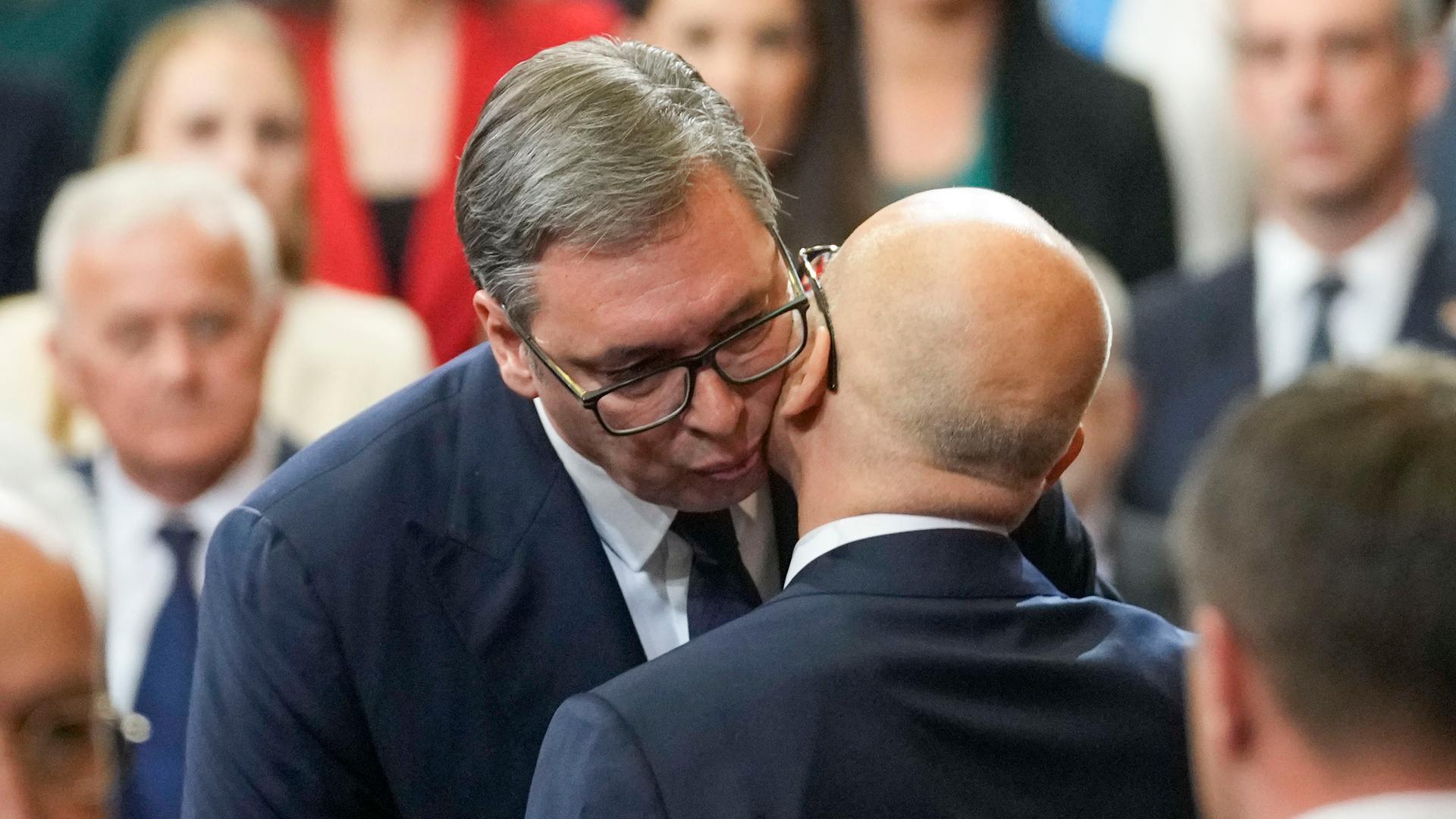 Der serbische Präsident Aleksandar Vucic gratuliert dem neuen serbischen Premierminister Milos Vucevic nach der Vereidigung des Kabinetts im serbischen Parlament.