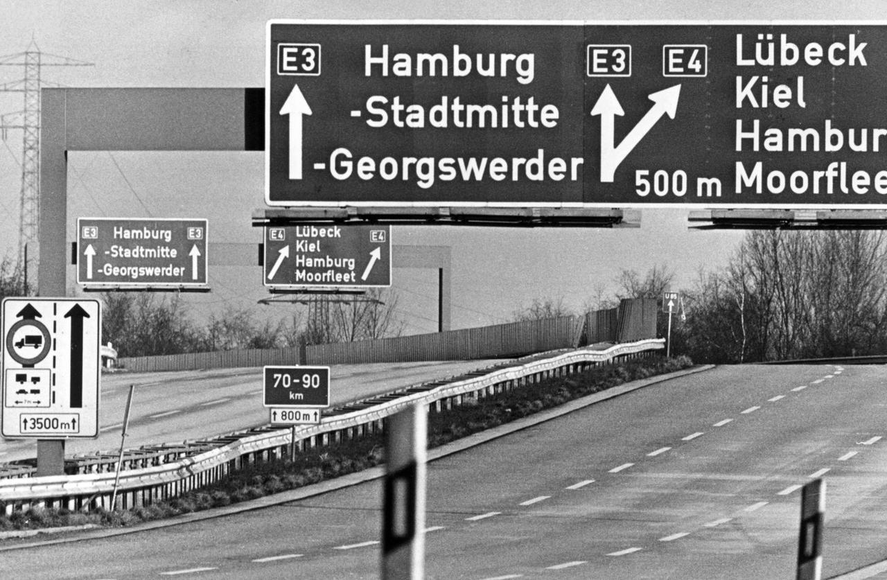 Blick auf eine leere Autobahn - die Schilder zeigen Richtung Hamburg und Lübeck