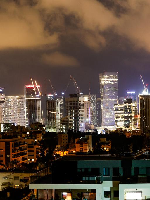 Blick auf das nächtliche Tel Aviv mit erleuchteten Lichtern, aber leeren Straßen als der Iran Israel angegriffen hat.
