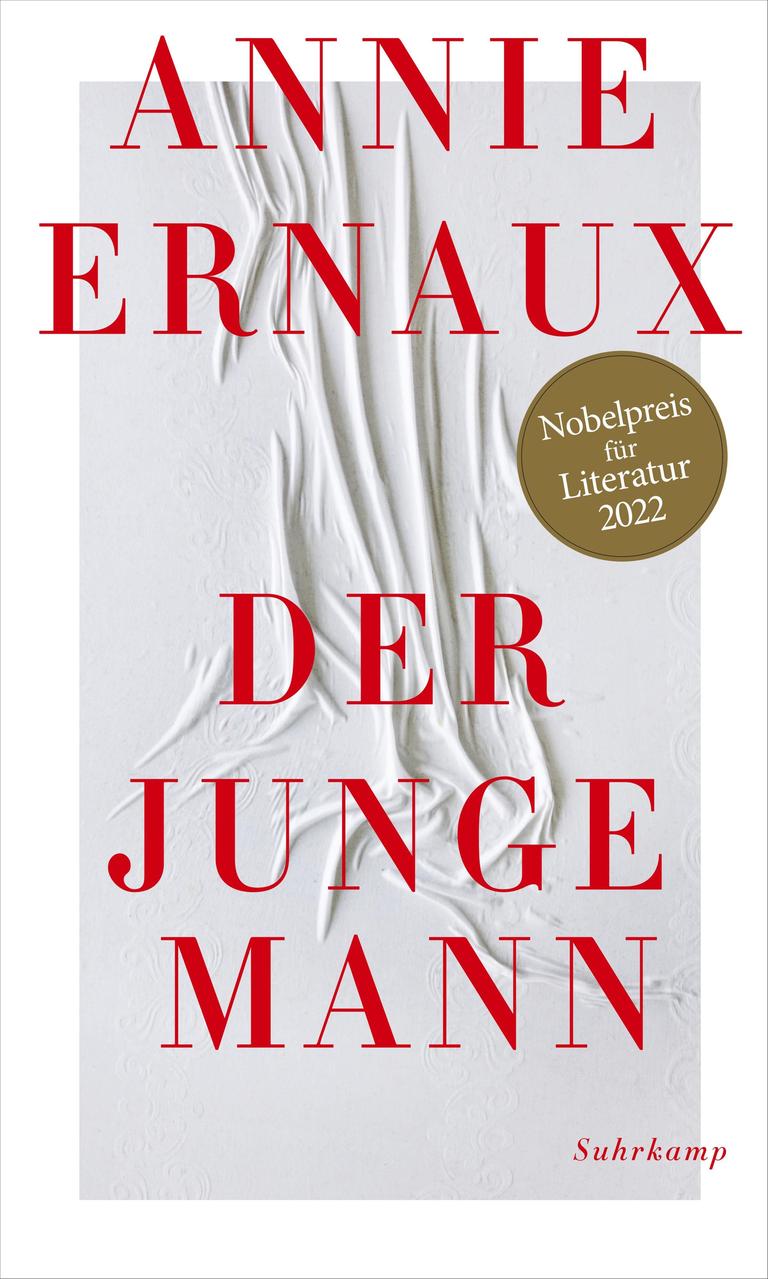 Cover des Romans "Der junge Mann" von Annie Ernaux. Dort ist ein zerwühltes Bettlaken zu sehen.