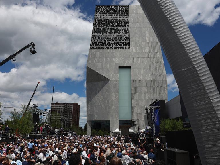 June 18, 2026, Chicago, Il, USA: Guests listen as former first lady Michelle Obama speaks during the Obama Presidential Center opening ceremony Thursday, June 18, 2026, in Chicago. Chicago USA - ZUMAm67_ 20260618_zaf_m67_021 Copyright: xJohnxJ.xKimx