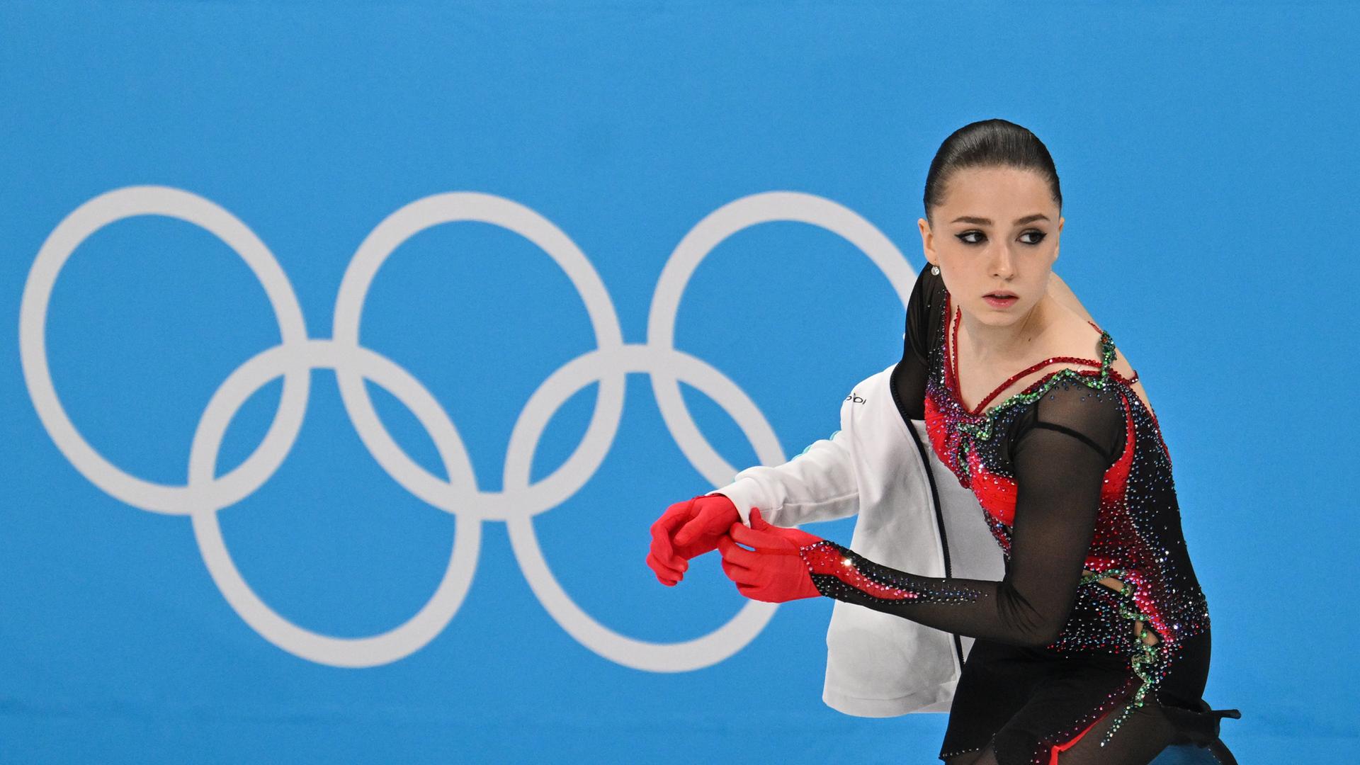 Die russische Eiskunstläuferin Kamila Walijewa wärmt sich bei den Olympischen Winterspielen in Peking vor dem Wettkampf auf.