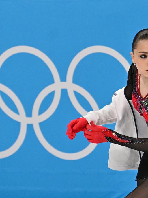 Die russische Eiskunstläuferin Kamila Walijewa wärmt sich bei den Olympischen Winterspielen in Peking vor dem Wettkampf auf.