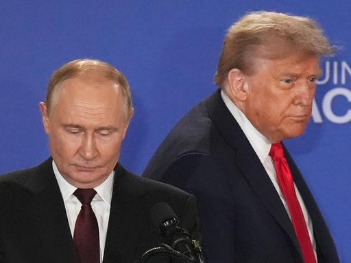 Wladimir Putin und Donald Trump bei einer Pressekonferenz.