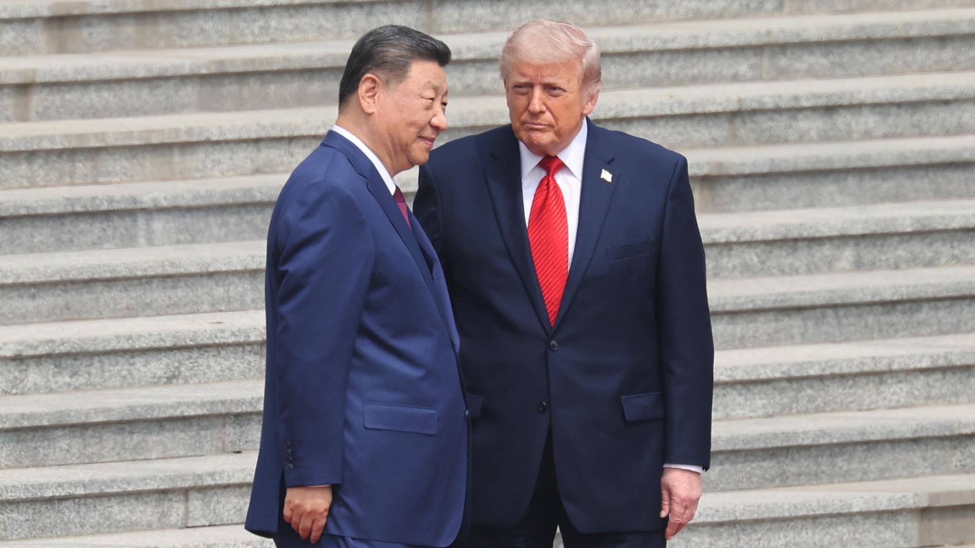 Der chinesische Präsident Xi Jinping (l) steht neben US-Präsident Donald Trump während einer Begrüßungszeremonie an der Großen Halle des Volkes.