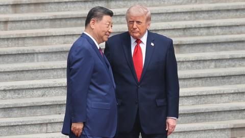 Der chinesische Präsident Xi Jinping (l) steht neben US-Präsident Donald Trump während einer Begrüßungszeremonie an der Großen Halle des Volkes.