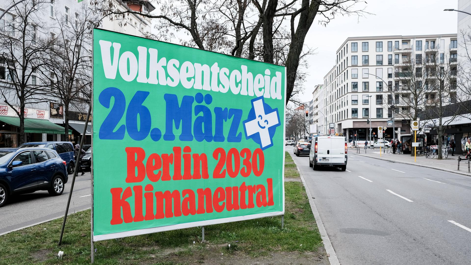 Plakat mit der Aufschrift "Volksentscheid 26. März Berlin 2030 klimaneutral" werben für das Volksbegehren