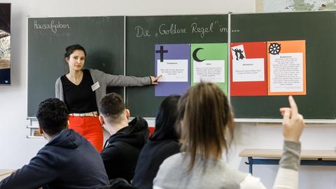 Velida Hafizovic, muslimische Religionspädagogin, hält eine Religionsstunde vor Neuntklässlern. An den Hamburger Schulen sollen künftig auch Vertreter nicht christlicher Religionsgemeinschaften Religionsunterricht für alle Schüler geben. In Hamburg ist der Religionsunterricht nicht nach Konfessionen getrennt.