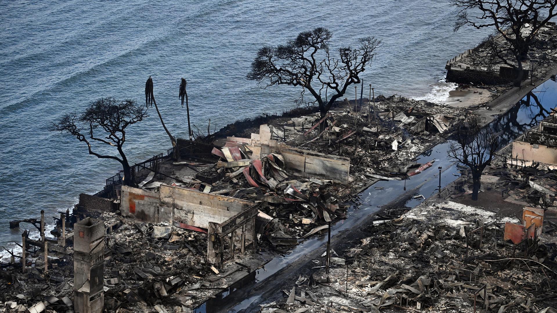 Ein Luftbild zeigt zerstörte und niedergebrannte Häuser in Lahaina direkt am Wasser, nach den Waldbränden in Maui auf Hawaii, 10.August 2023.