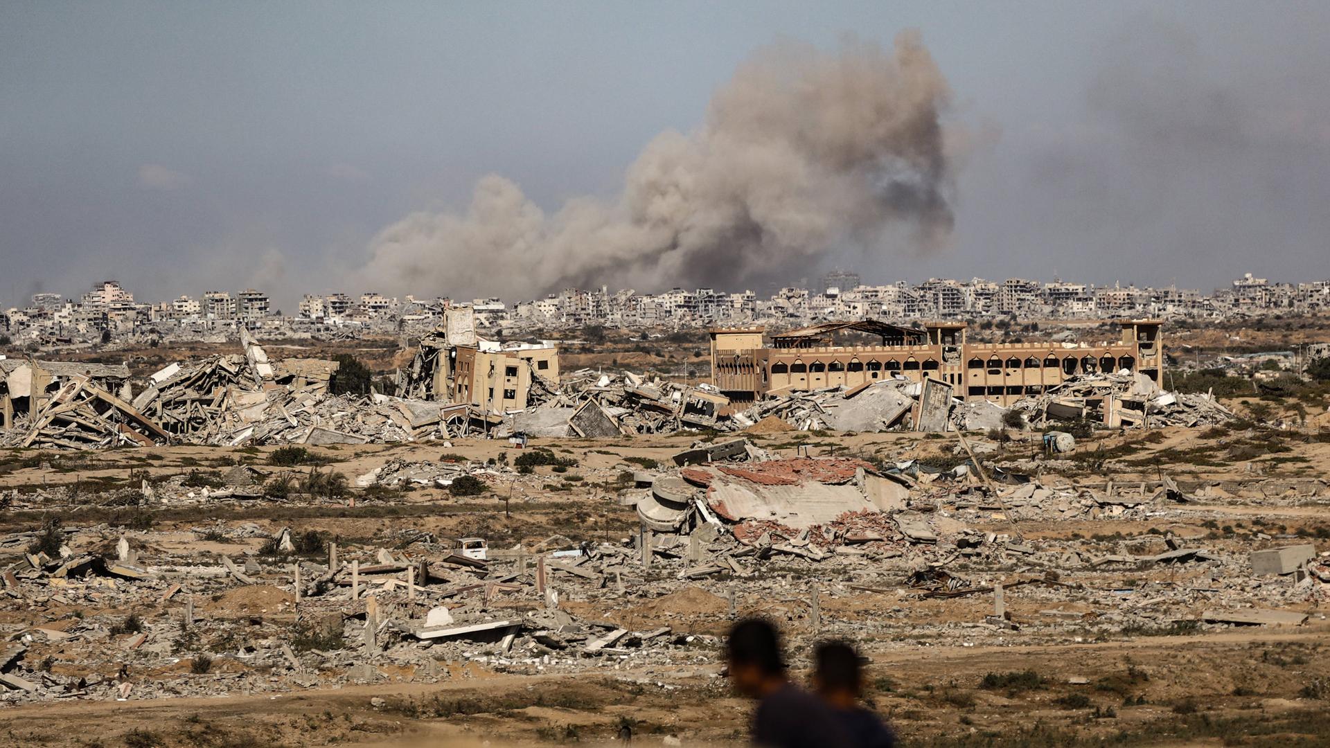 Die zerstörte Stadt Gaza, Rauch steigt auf.