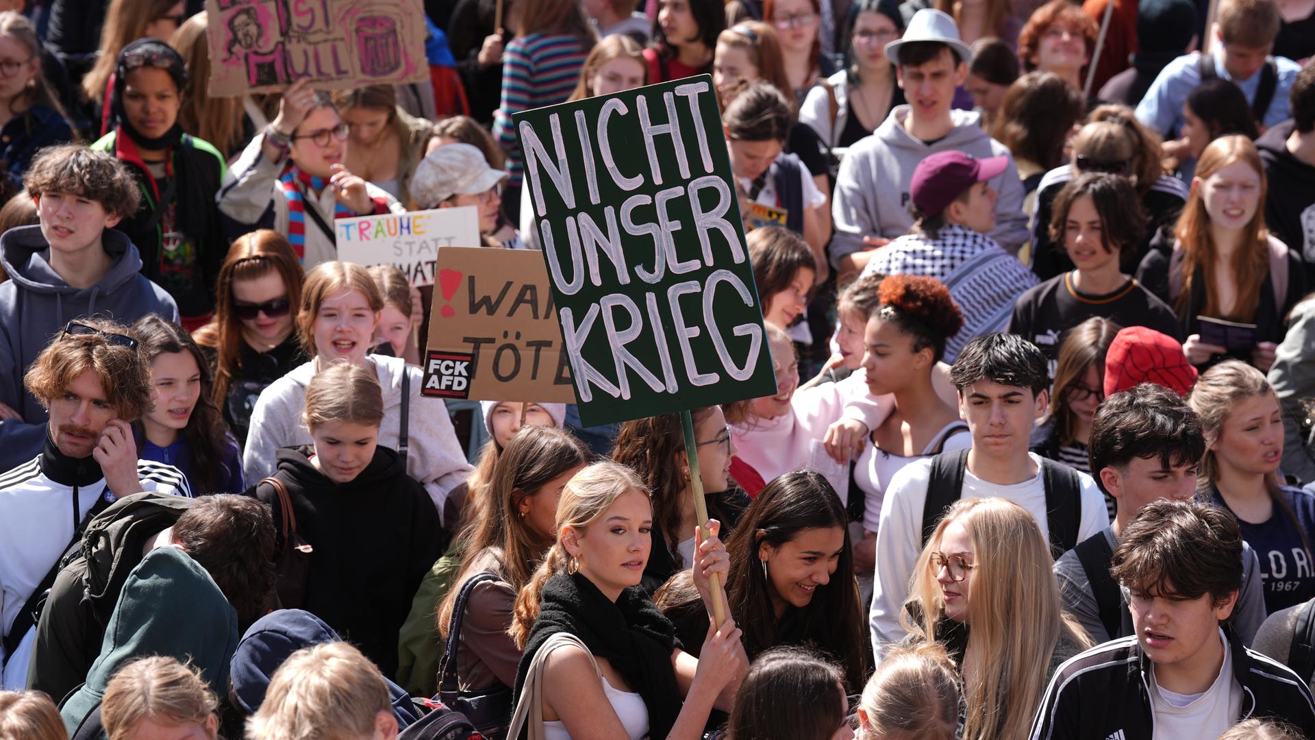 Junge Leute demonstrieren in Hamburg für Frieden und gegen eine Wieder-Einsetzung der Wehr-Pflicht.