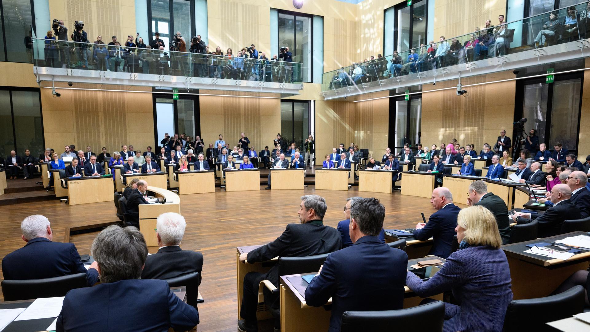 Die Mitglieder des Bundesrats stimmen bei der Plenarsitzung im Deutschen Bundesrat per Abfrage über die vom Bundestag beschlossenen Reform der Schuldenbremse ab. 