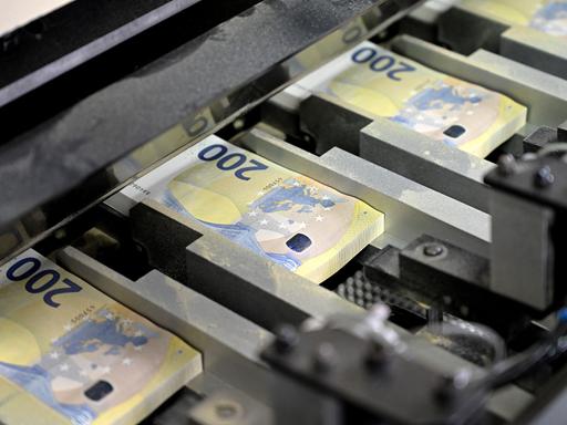 A picture taken on May 20, 2019 shows the new 200 euros banknotes during the printing procedure at the Bankitalia, the Italian national central bank, high-security factory in Rome. The ECB allocates production volumes to different national central banks, which then supply a specific proportion of the total annual production. The banknotes are subsequently distributed among the different national central banks. (Photo by Vincenzo PINTO / AFP)