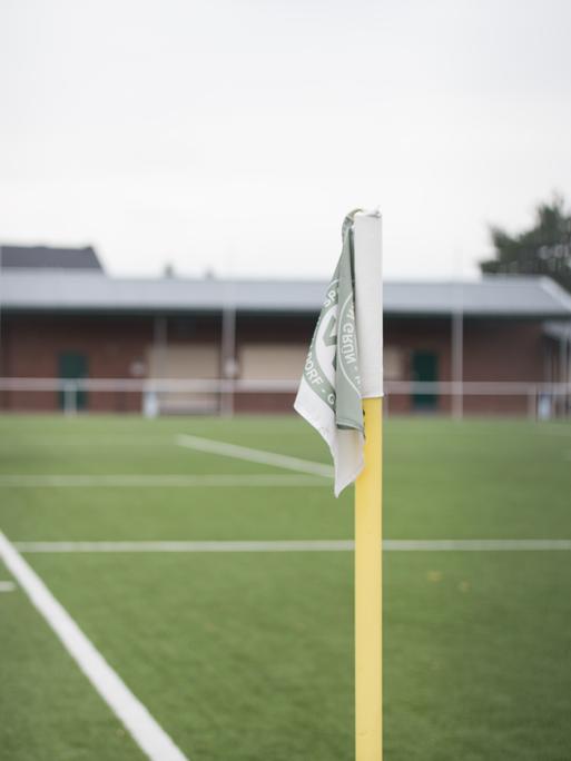 Ein Amateur-Fußballplatz, aufgenommen von der Eckfahne aus, Hintergrund ist unscharf 