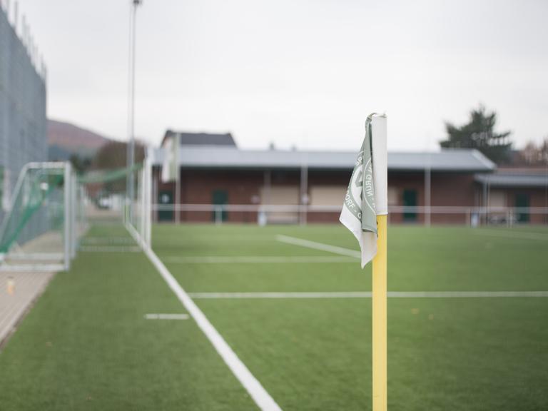 Ein Amateur-Fußballplatz, aufgenommen von der Eckfahne aus, Hintergrund ist unscharf 
