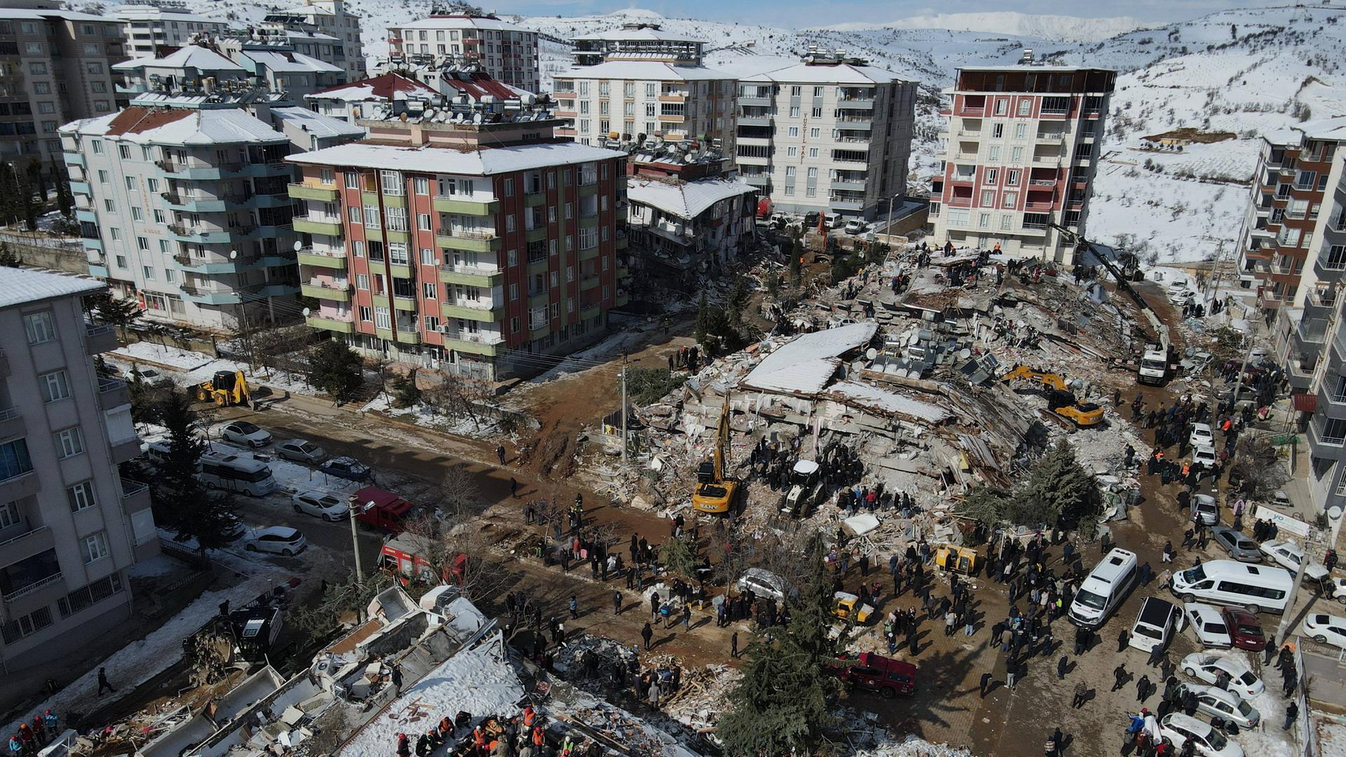 Luftansicht eines komplett zerstörten Häuserblocks nach den Erdbeben Anfang Februar 2023.