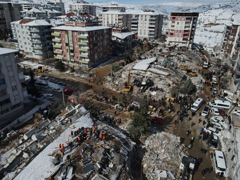 Luftansicht eines komplett zerstörten Häuserblocks