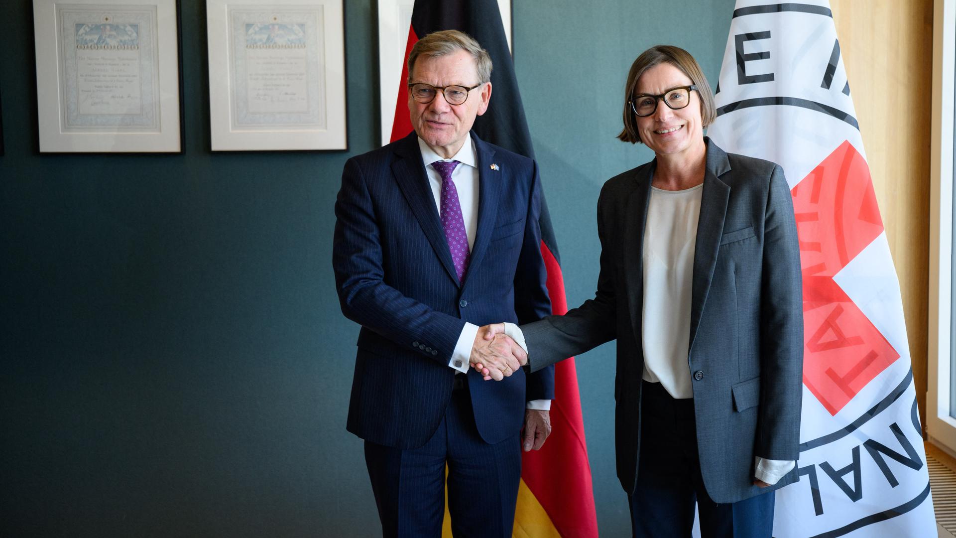 Schweiz, Genf: Johann Wadephul (l, CDU), Außenminister, und Mirjana Spoljaric Egger, Präsidentin vom Internationalen Komitee vom Roten Kreuz (IKRK), treffen sich zu einem Gespräch am Sitz des IKRK.