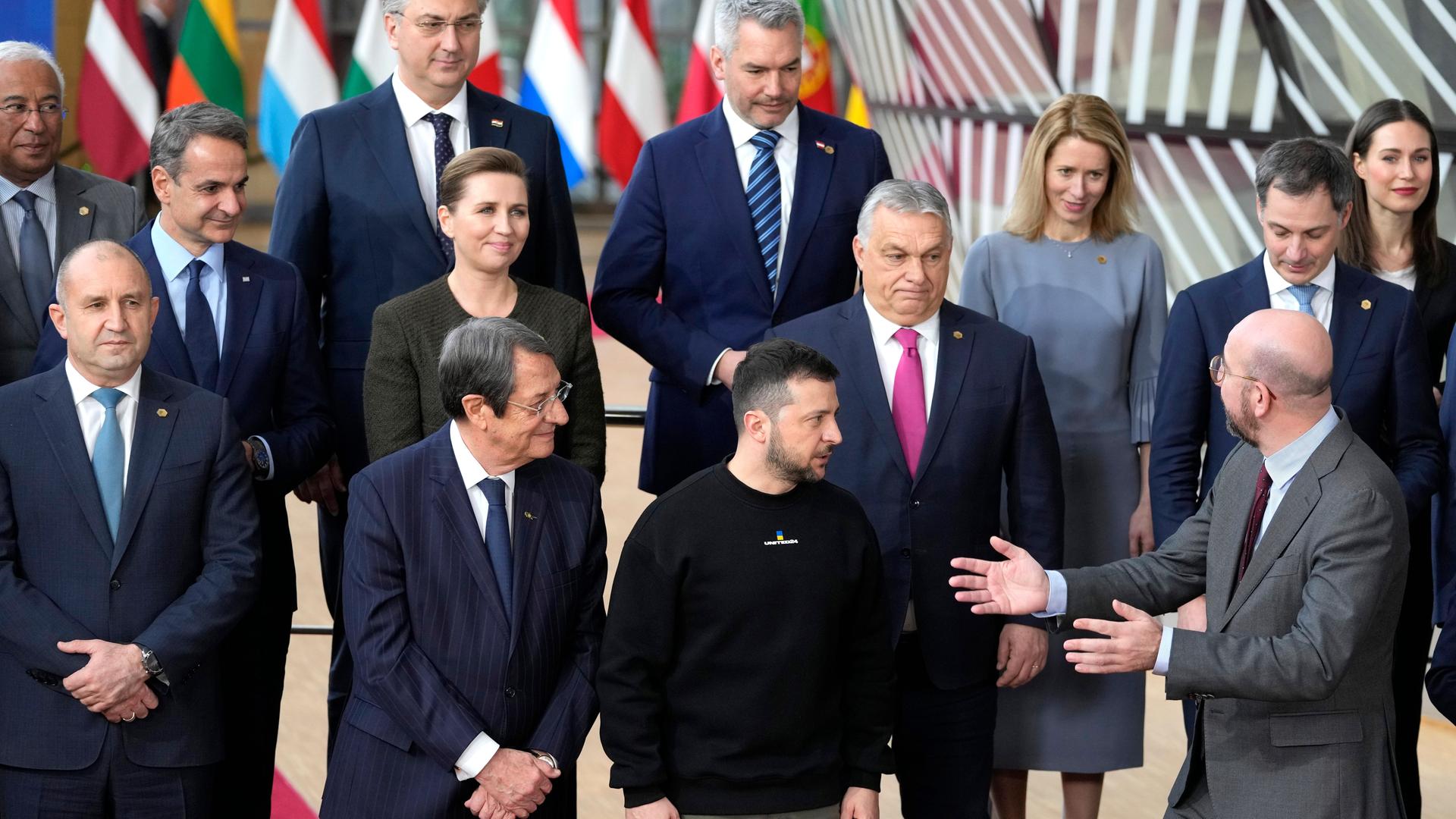 Das ist ein Foto von einem früheren Gipfel: Zu sehen sind einige Chefs der EU-Länder und Charles Michel, der Präsident des Europäischen Rates. Michel spricht mit Wolodymyr Selenskyj, dem Präsidenten der Ukraine. Dahinter steht Viktor Orban, der Minister-Präsident von Ungarn.