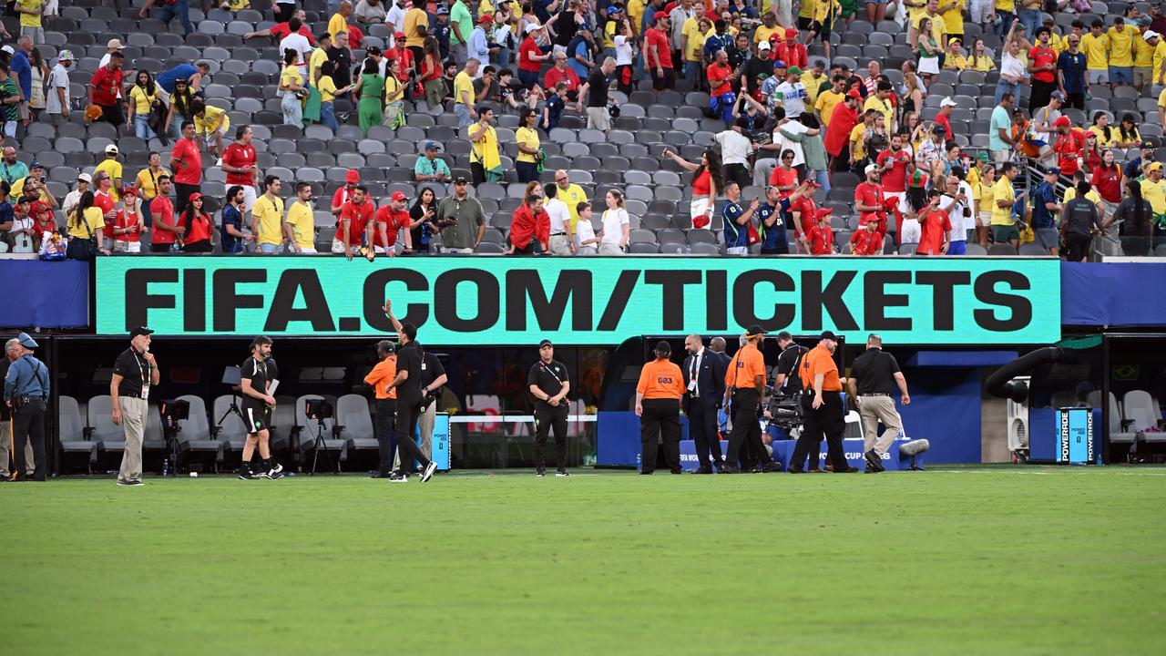 Eine Besuchertribüne im Stadion mit dem Werbebanner zur Ticketplattform der FIFA bei einem Spiel in New York
