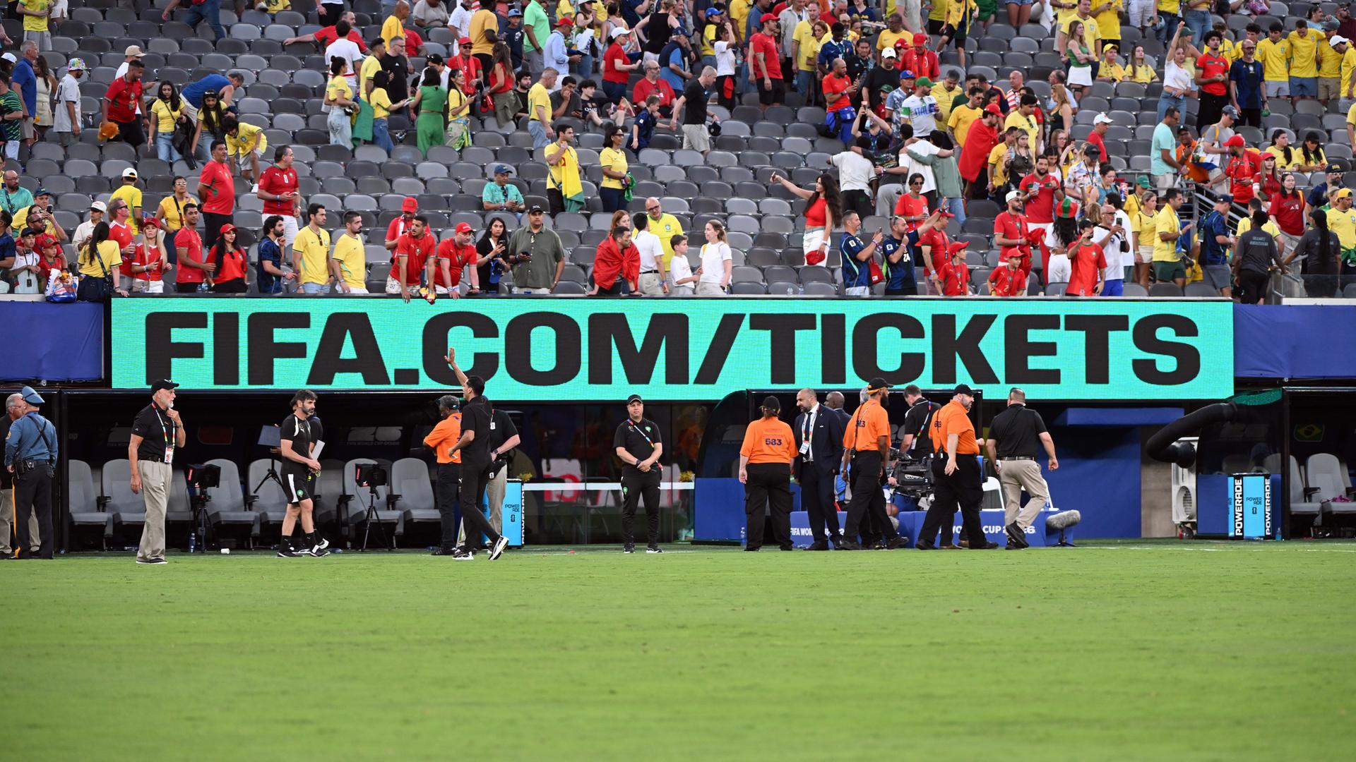 Eine Besuchertribüne im Stadion mit dem Werbebanner zur Ticketplattform der FIFA bei einem Spiel in New York
