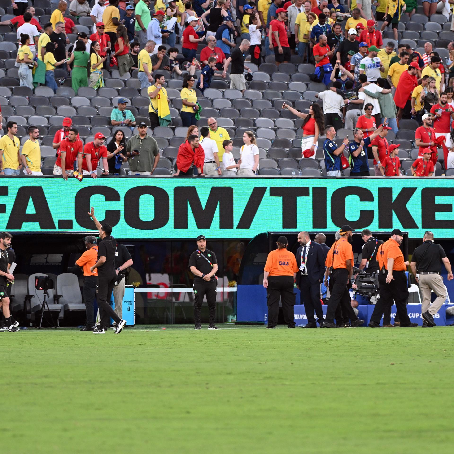 Eine Besuchertribüne mit dem Werbebanner zur Ticketplattform der FIFA bei einem Spiel in New York