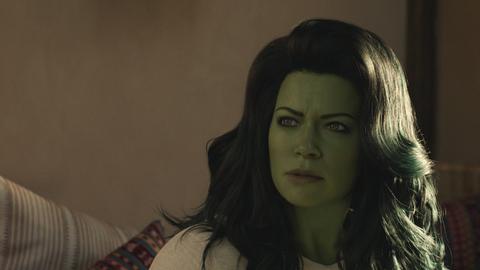 Eine Frau mit langen Haaren und grüner Haut blickt nach links, es ist She-Hulk in der gleichnamigen Serie von Disney+. 