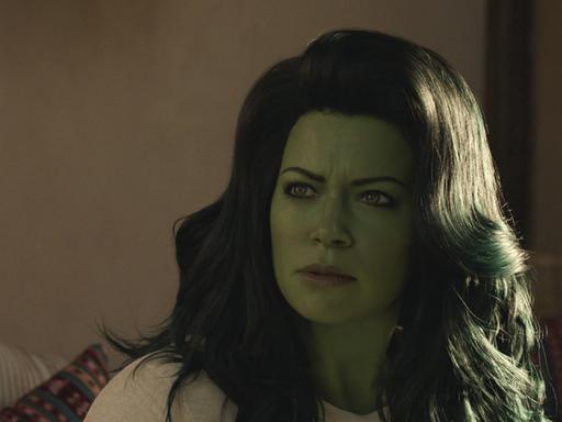 Eine Frau mit langen Haaren und grüner Haut blickt nach links, es ist She-Hulk in der gleichnamigen Serie von Disney+. 