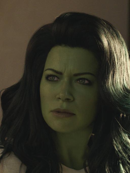 Eine Frau mit langen Haaren und grüner Haut blickt nach links, es ist She-Hulk in der gleichnamigen Serie von Disney+. 