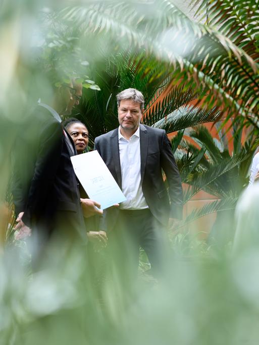 Robert Habeck (Bündnis 90/Die Grünen), Bundesminister für Wirtschaft und Klimaschutz, steht bei der Ãbergabe eines Förderbescheids für ein H2-Projekt der Firma Linde im Garten eines Hotels. Habeck besucht bei seiner fünftägigen Afrika-Reise Namibia und Südafrika. Neben der allgemeinen wirtschaftlichen Zusammenarbeit geht es bei der Reise um eine engere Kooperation beimÂ Thema Wasserstoff.