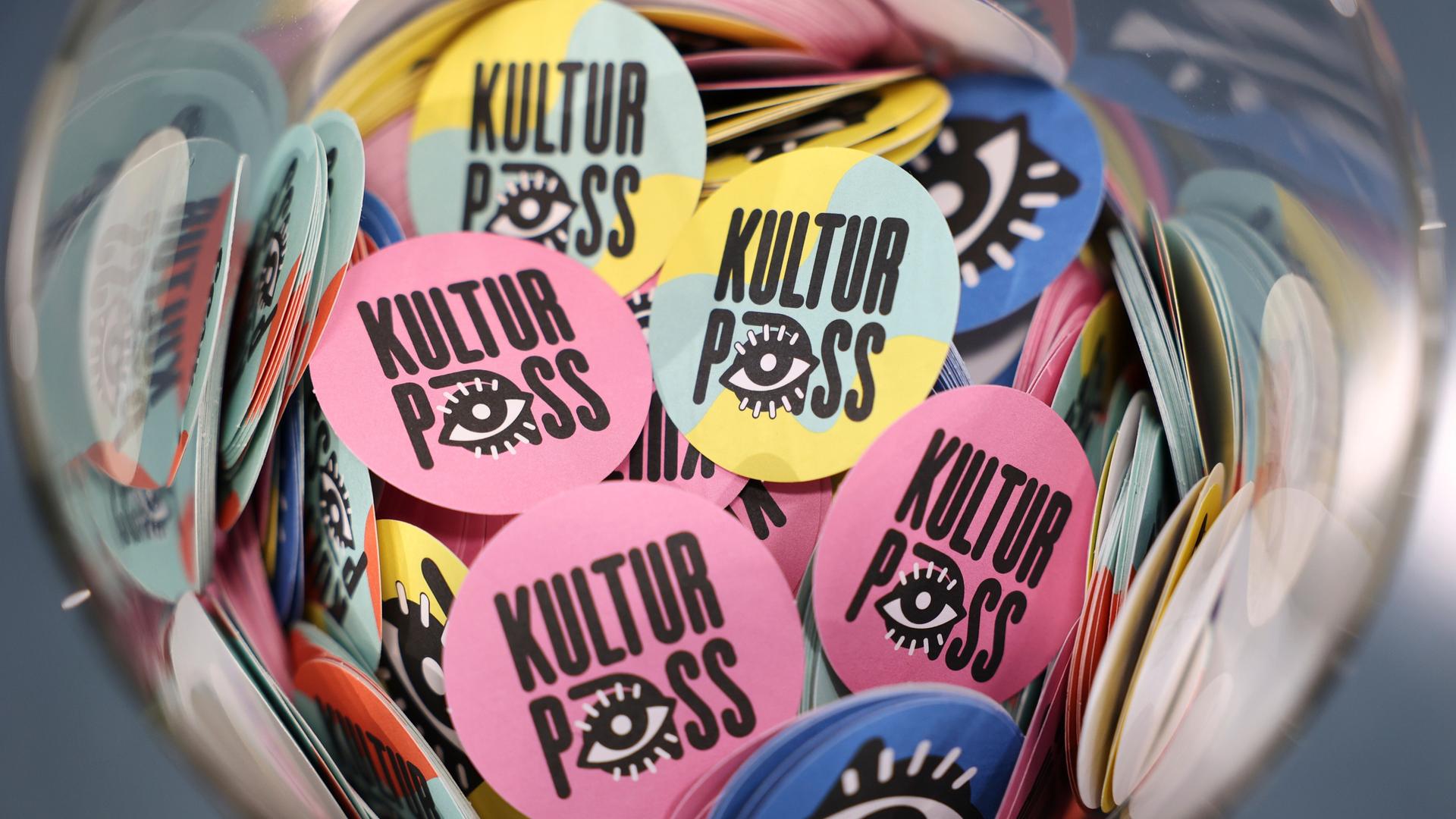 Aufkleber mit dem Logo vom "Kultur-Pass". 