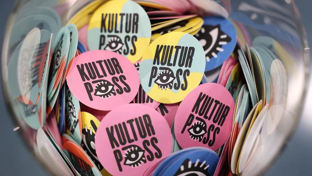 Aufkleber mit dem Logo vom "Kultur-Pass". 