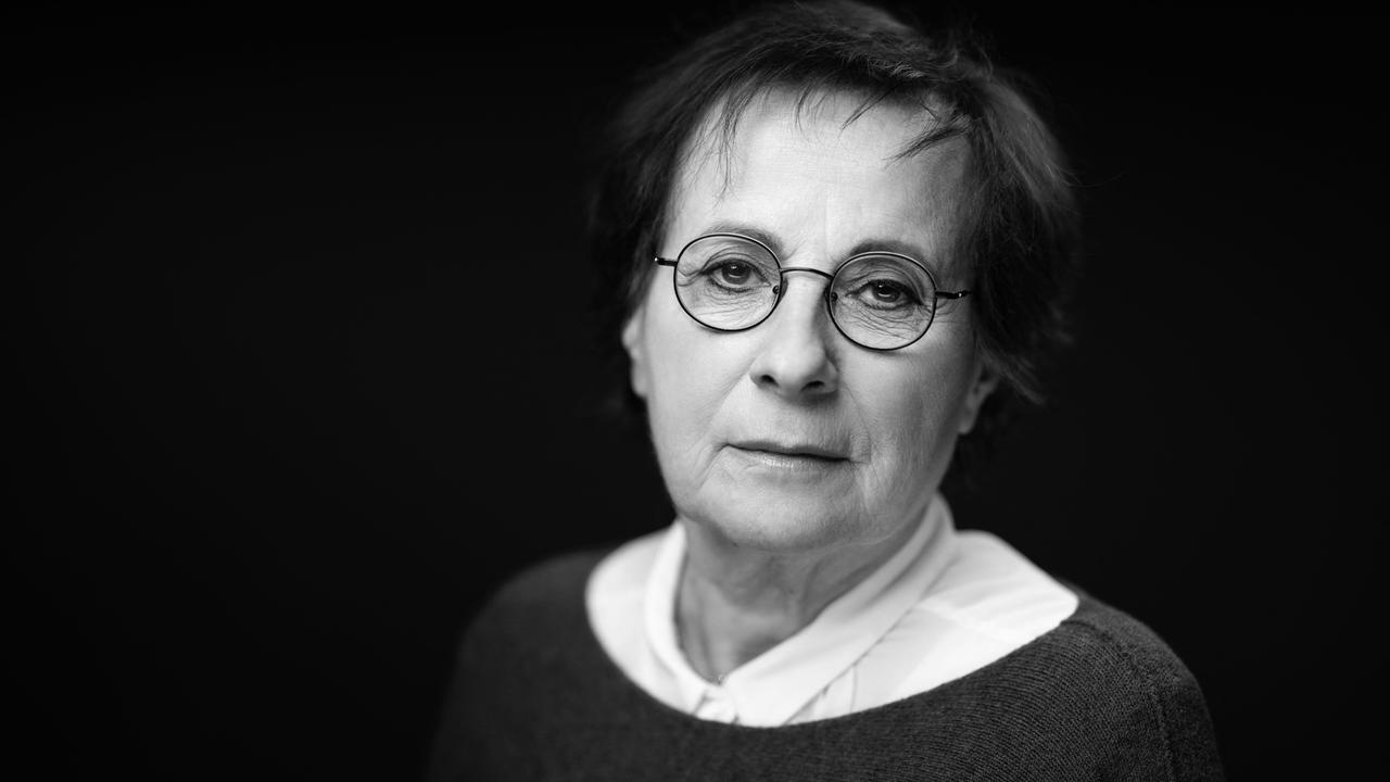 Marie Paule Belle, Chansonsängerin und Pianistin