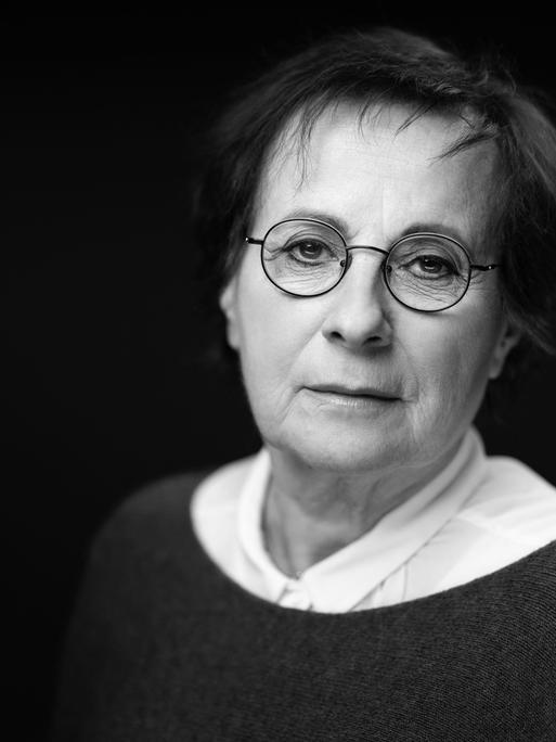 Marie Paule Belle, Chansonsängerin und Pianistin