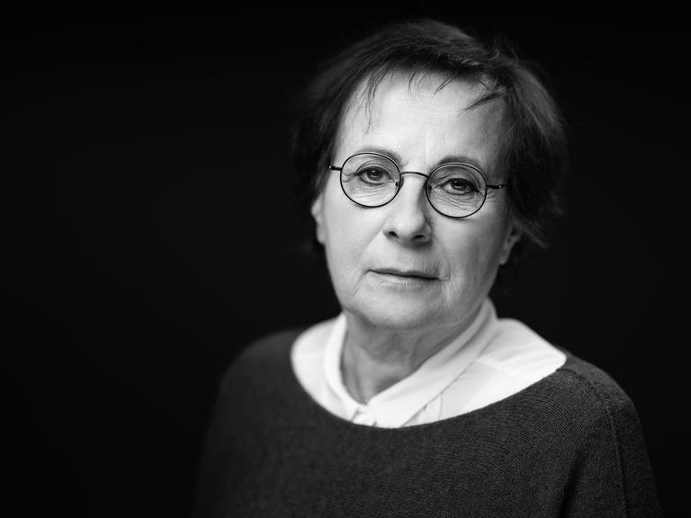 Marie Paule Belle, Chansonsängerin und Pianistin