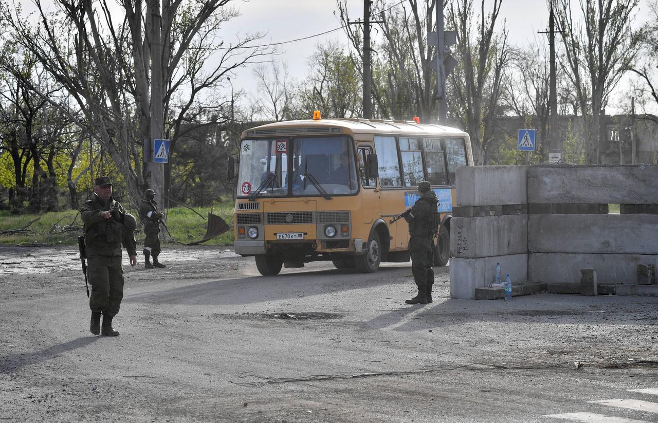 Das Bild einer staatlichen russischen Nachrichtenagentur soll die Evakuierung von Zivilisten aus dem Stahlwerk von Mariupol zeigen. 
