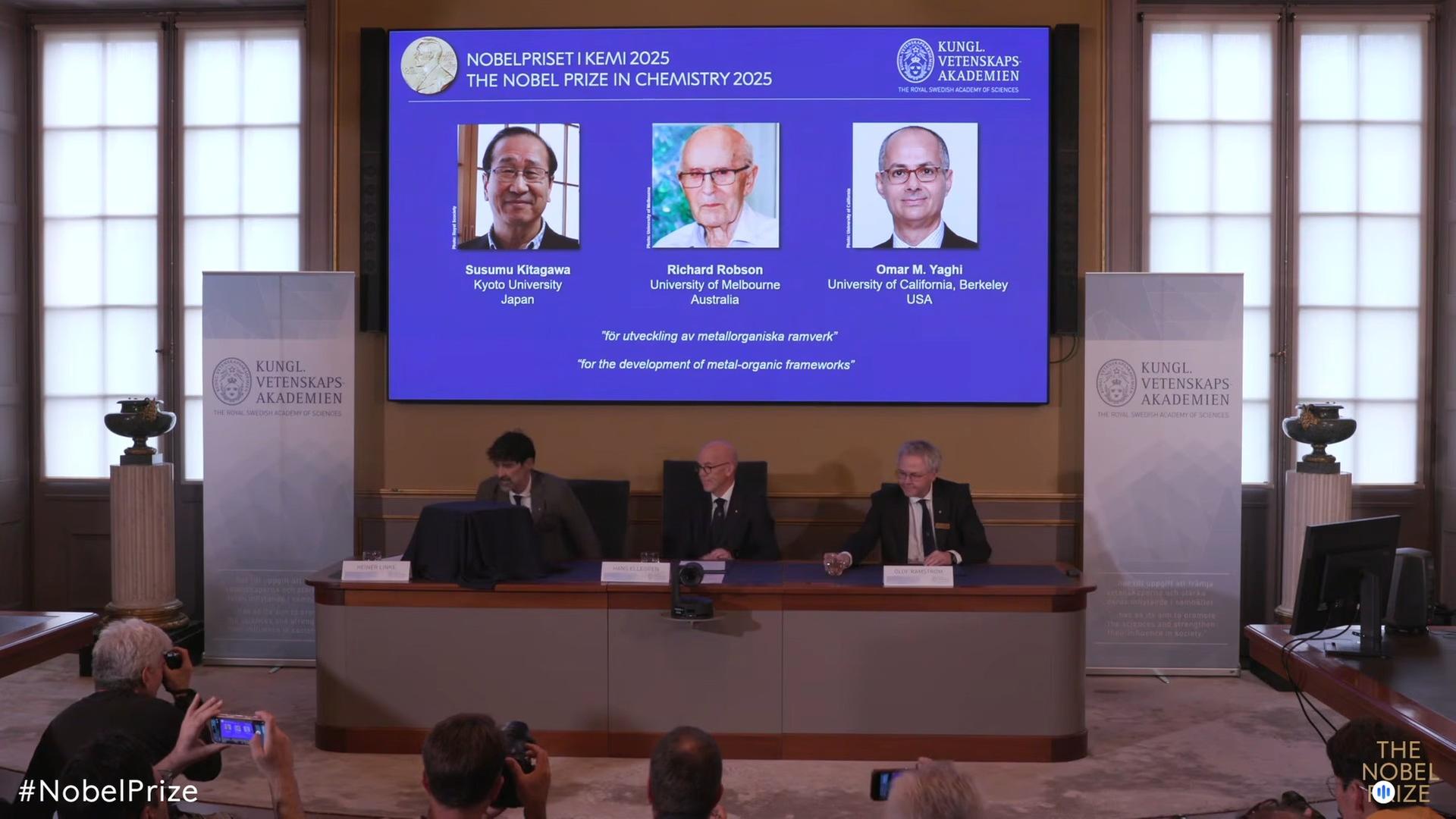 Präsentation der diesjährigen Nobelpreisträger für Chemie, Susumu Kitagawa (Japan), Richard Robson (Australien) und Omar Yaghi (USA) Präsentation der diesjährigen Nobelpreisträger für Chemie, Susumu Kitagawa (Japan), Richard Robson (Australien) und Omar Yaghi (USA)