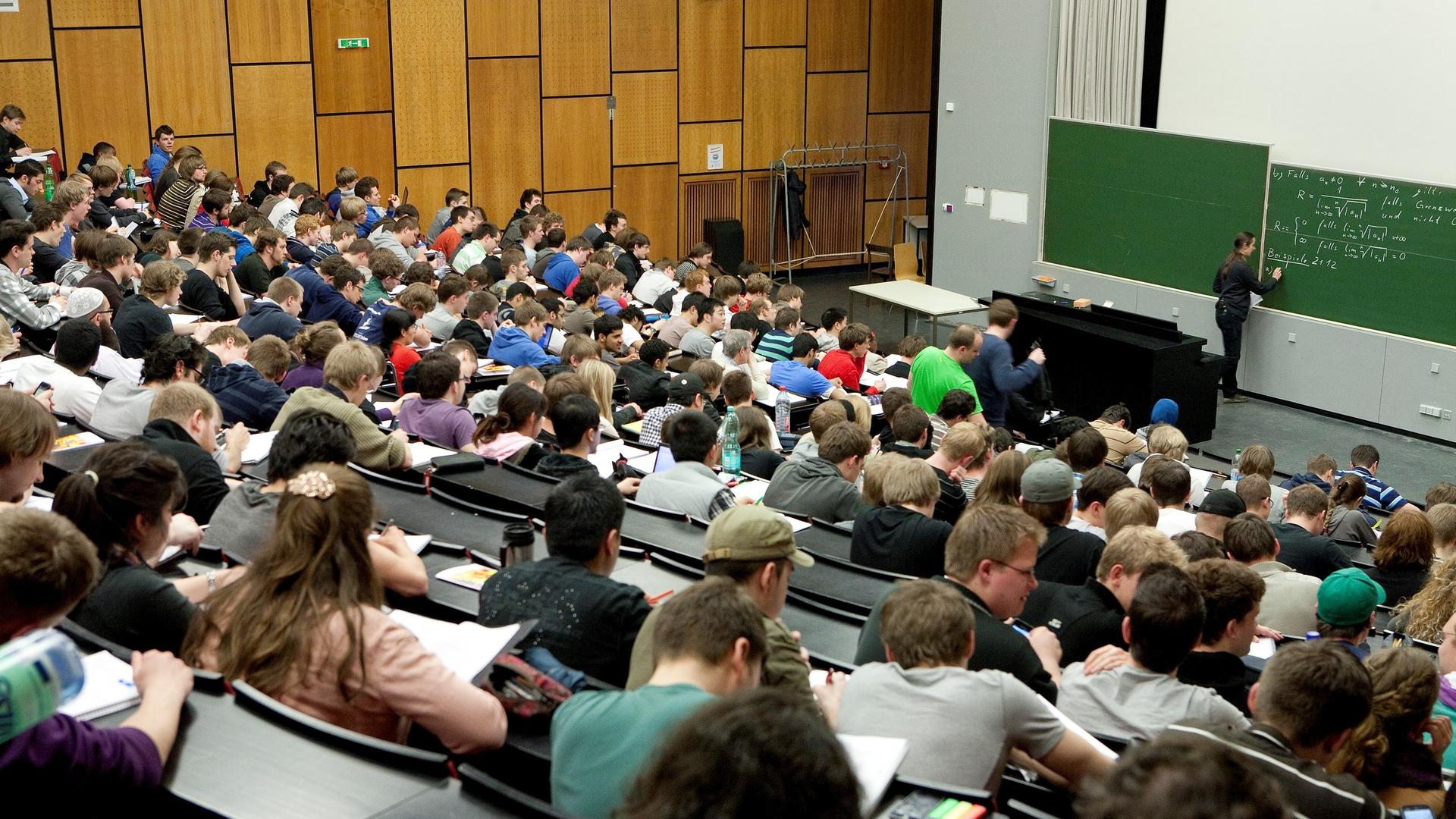 Studenten nehmen  an einer Mathematik-Vorlesung an der Leibniz-Universität Hannover teil.