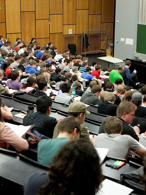 Studenten nehmen  an einer Mathematik-Vorlesung an der Leibniz-Universität Hannover teil.