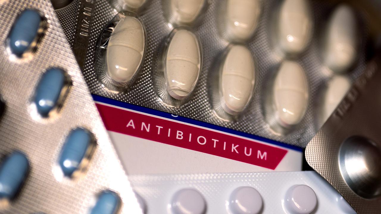Eine Packung Antibiotika und diverse andere Medikamente liegen auf einem Tisch in einer Apotheke.