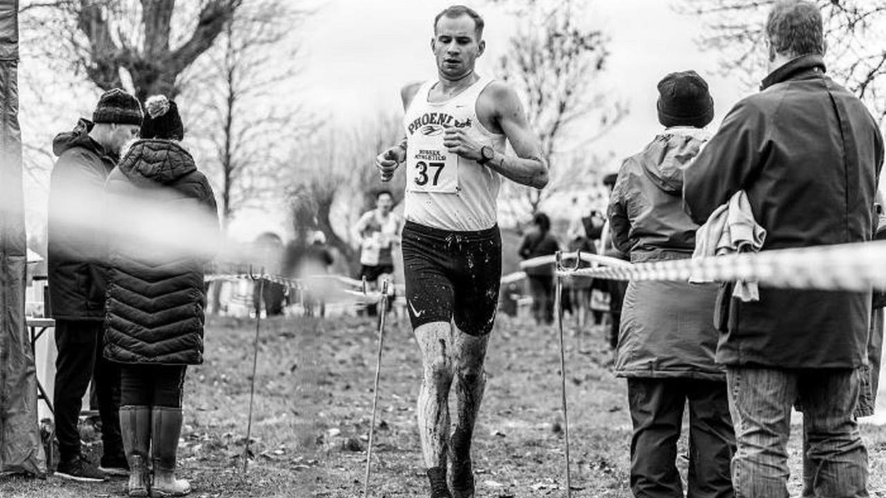 Ein schwarz-weiß-Foto von Robbie Fitzgibbon. Er läuft an Zuschauern vorbei. Seine Beine sind schlamm-verschmiert. Das Foto ist von Instagram vom Account Brighton_Phoenix.