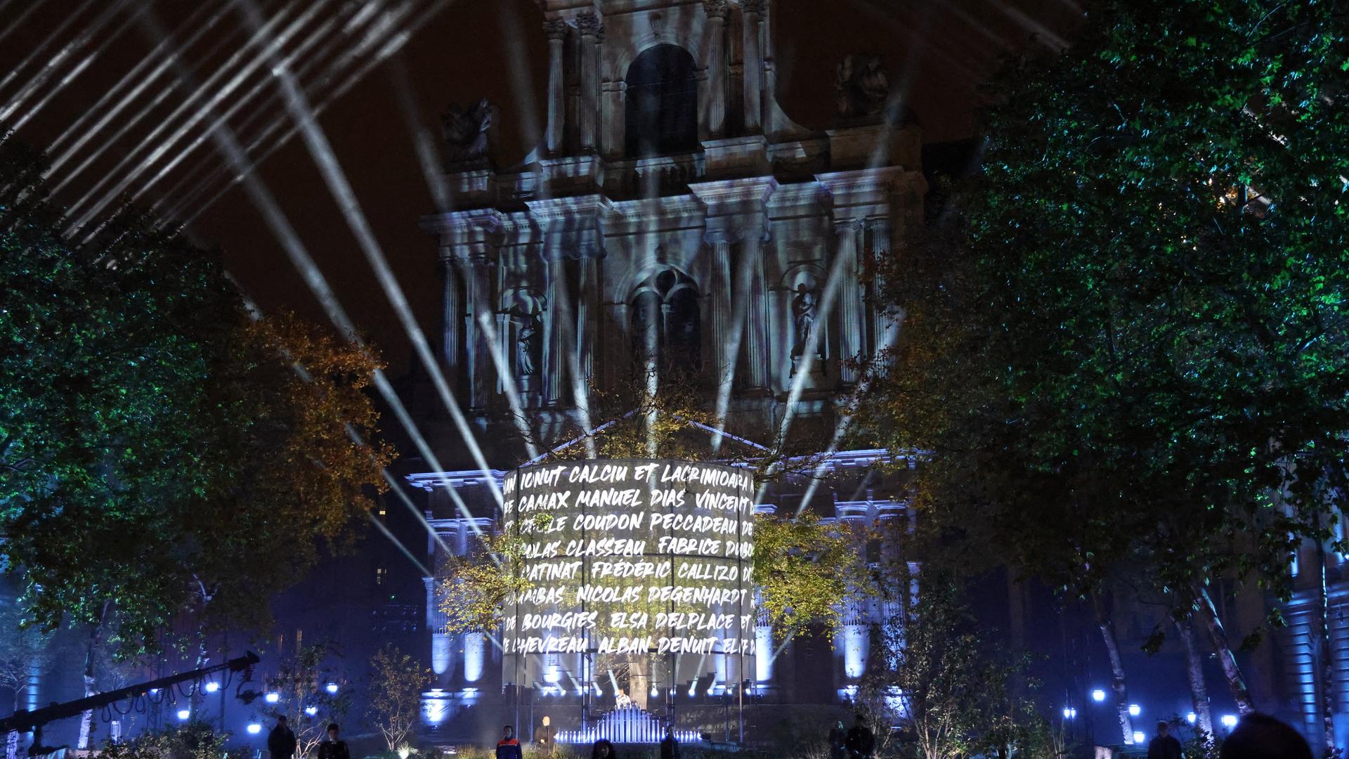 Eine Ton- und Lichtshow wird in den Nachthimmel in Paris projiziert. Eine Ton- und Lichtshow wird in den Nachthimmel in Paris projiziert.