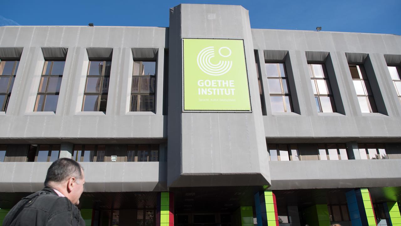 Das Goethe-Institut in Moskau im Jahr 2018, davor zahlreiche Menschen. Das Goethe-Institut in Moskau im Jahr 2018, davor zahlreiche Menschen.