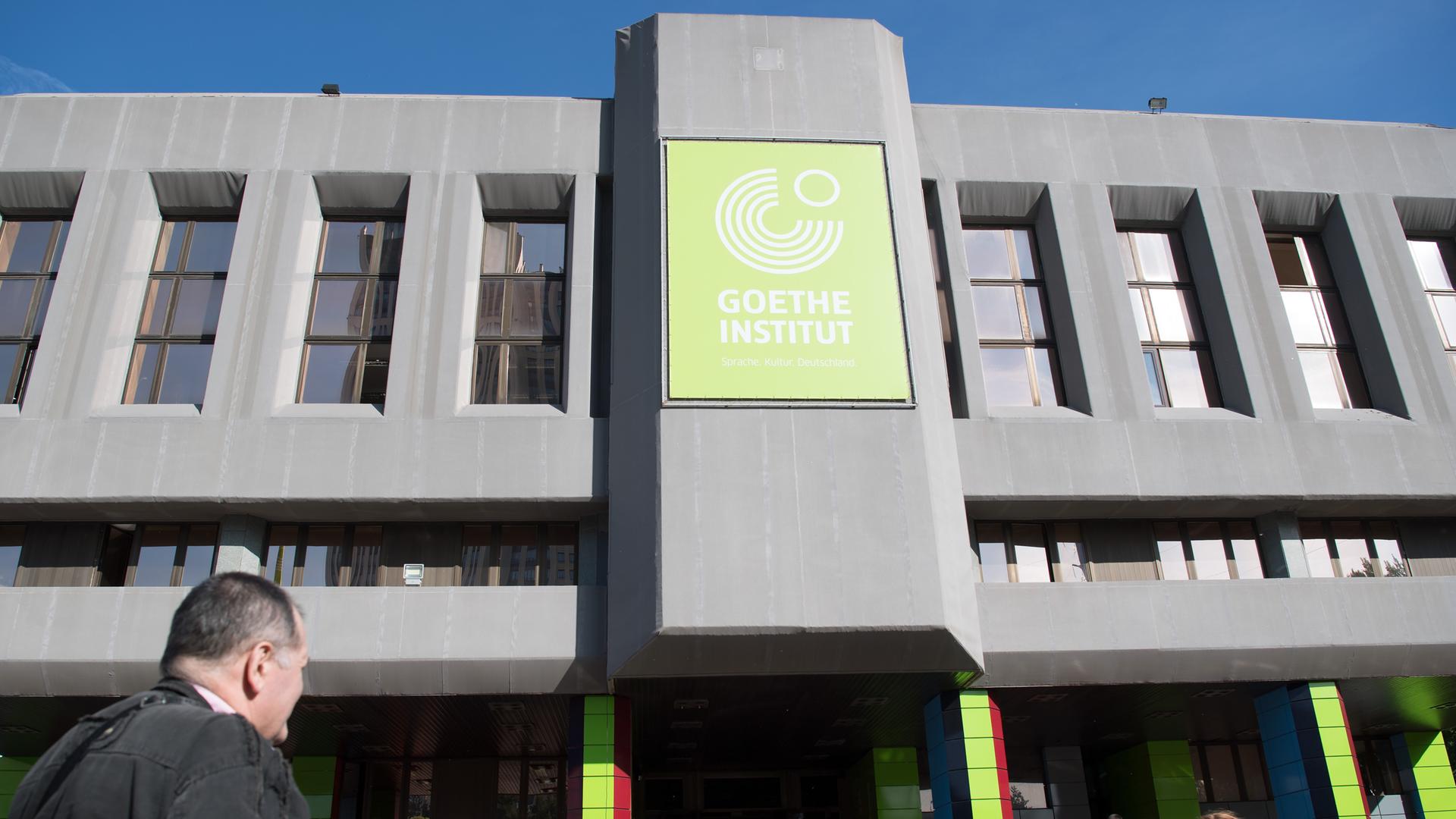 Das Goethe-Institut in Moskau im Jahr 2018, davor zahlreiche Menschen. Das Goethe-Institut in Moskau im Jahr 2018, davor zahlreiche Menschen.