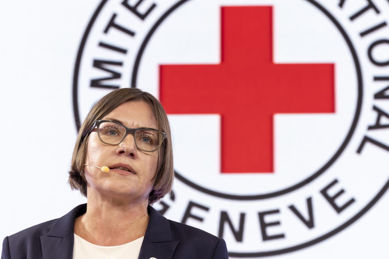 Porträtaufnahme der Präsidentin des Internationalen Komitees vom Roten Kreuz, Spoljaric. Sie steht vor dem Logo der Hilfsorganisation und spricht in ein Mikrofon.