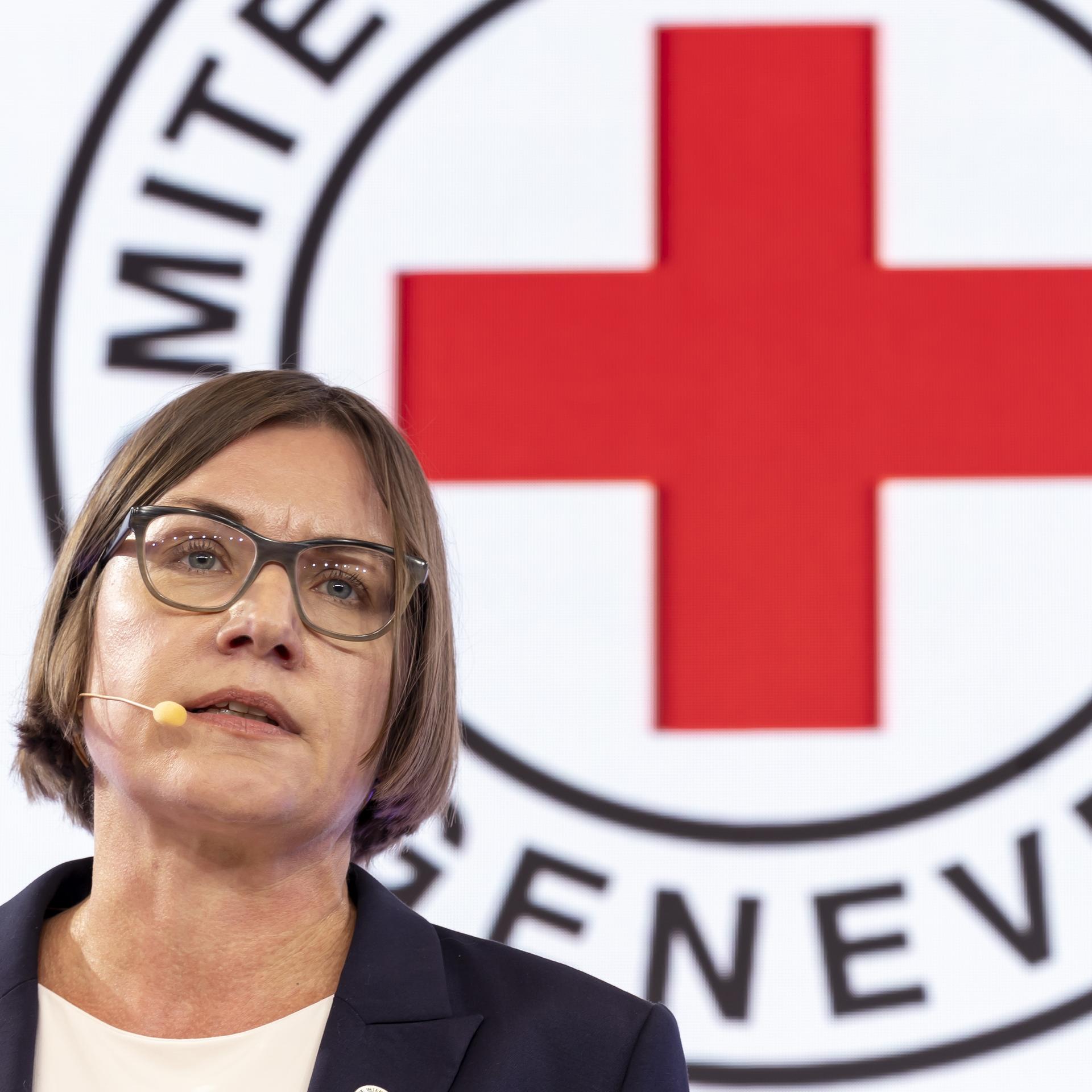 Genf: Die Schweizerin Mirjana Spoljaric Egger, Präsidentin des Internationalen Komitees vom Roten Kreuz (IKRK), spricht während eines Medienbriefings anlässlich des 75. Jahrestages der Verabschiedung der Genfer Konventionen am Sitz des IKRK in Genf.