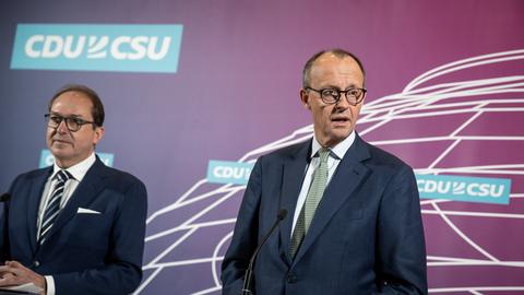 Alexander Dobrindt und Friedrich Merz stehen nebeneinander.