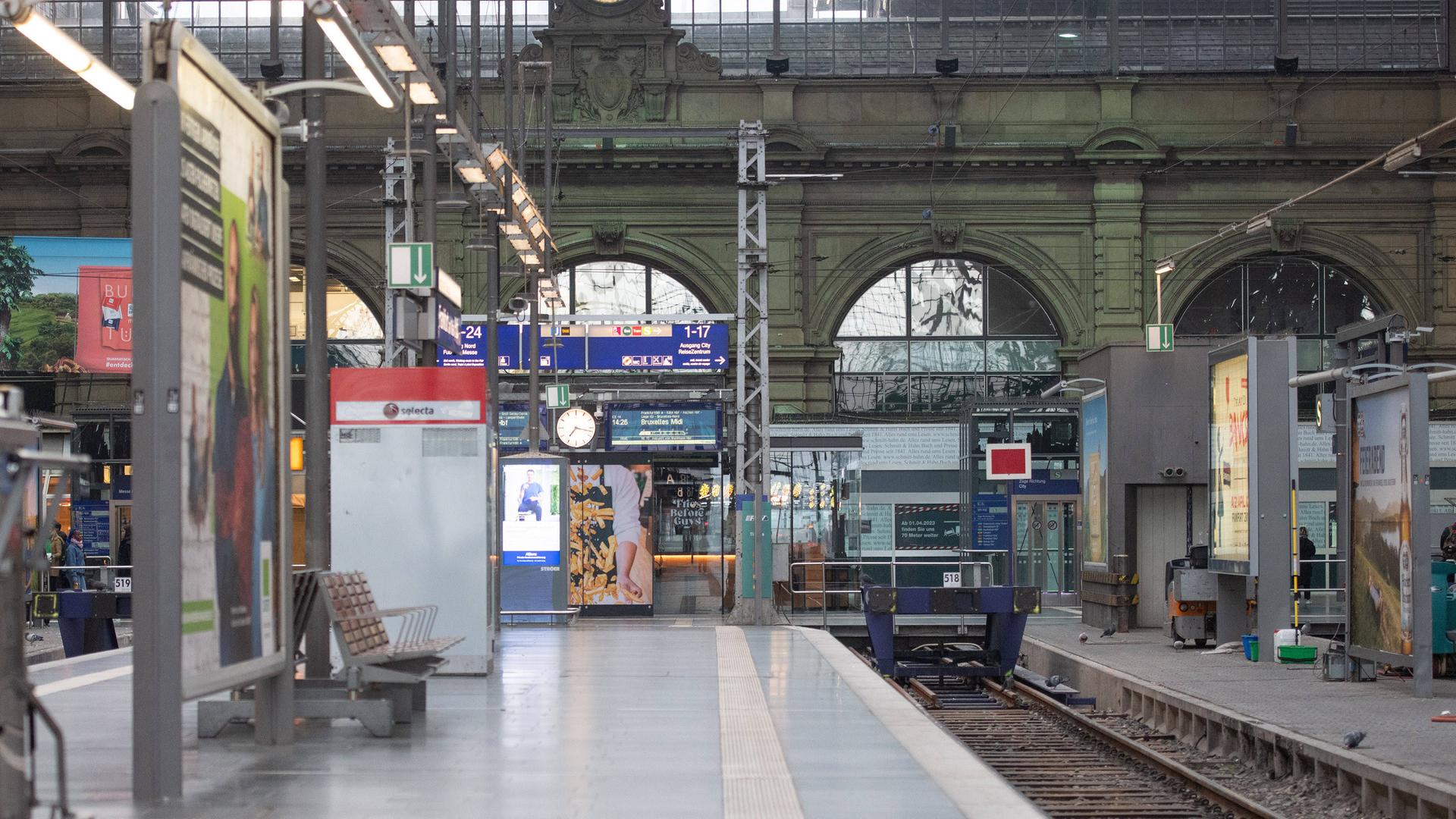 Das Bild zeigt Gleise im Hauptbahnhof in Frankfurt am Main. 