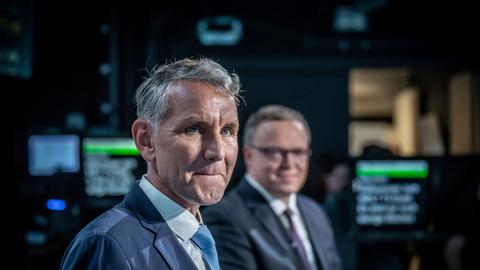 Björn Höcke (AfD, l) und Mario Voigt (CDU, r), Spitzenkandidaten für die Landtagswahl in Thüringen, stehen beim TV-Duell bei Welt TV.